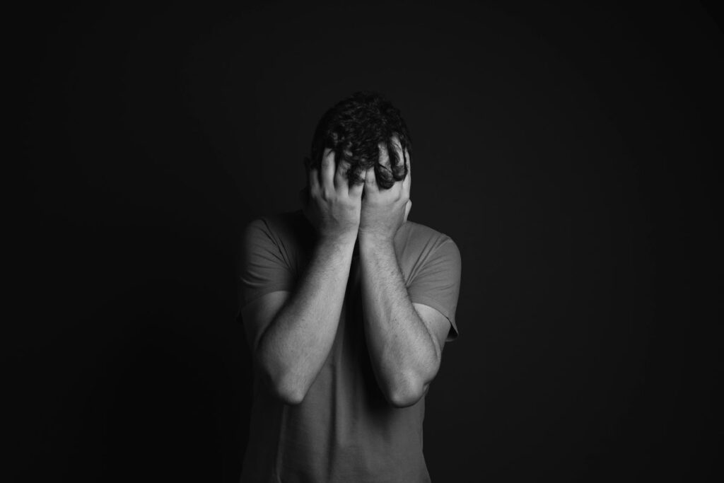 Persona con las manos en la cara con signos de stress
