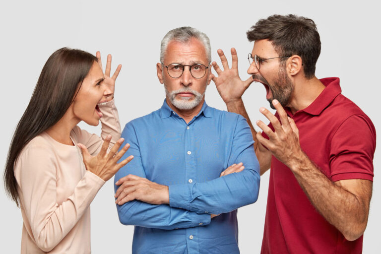 Dos personas jóvenes discutiendo frente a una persona mayor.